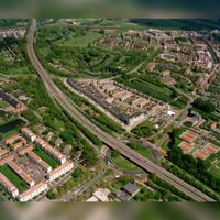 Luchtfoto van een gedeelte van de wijk Lunetten te Utrecht, met centraal de Wageningseberg, de Amerongseberg en de Tankenberg. Van rechtsonder naar linksboven de Waterlinieweg met de rotonde &#039;t Goyplein op 15 mei 1997. Bron: HUA, 838668.