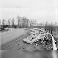 Afbeelding van de ravage na het omslaan van een aanhangwagen met slakkemeel in de Engelenbocht (aansluiting van de rijksweg 22 op de rijksweg 12) te Utrecht op 11 maart 1966. Bron: HUA, 128615.