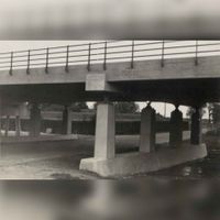 Afbeelding van het viaduct in de Rijksweg 22 (Waterlinieweg) te Utrecht over de Koningsweg in 1938. Bron: Het Utrechts Archief, catalogusnummer 600308.