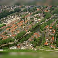 Luchtfoto van de Oude Sluis in de Vaartsche Rijn te Vreeswijk (gemeente Nieuwegein) met rechts de Rijkshulpschutsluis op maandag 22 juli 1991. Bron: Het Utrechts Archief, catalogusnummer: 805858.
