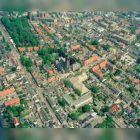 Luchtfoto van een gedeelte van het centrum van Zeist uit het zuidwesten, met links de Van Reenenweg met de oude begraafplaats aan de Bergweg; centraal de St.-Jospehkerk (Rozenstraat 20) op dinsdag 28 mei 1996. Bron: Het Utrechts Archief, catalogusnummer: 828307.