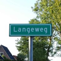 Straatnaambord Langeweg in juni 2015. Foto: Sander van Scherpenzeel.
