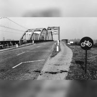 Gezicht op de Schalkwijksebrug (rechts) en (links) de Schalkwijkse Spoorbrug over het Amsterdam-Rijnkanaal rond 1970-1975. Bron: Regionaal Archief Zuid-Utrecht (RAZU), 353.