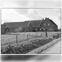 Gezicht op boerderij Nieuw-Wulven aan de Keercamp 13, voorheem aan de Wulfsedijk. Gebouwd in 1920 in opdracht van baron De Wijkerslooth de Weerdesteyn. Gezien in 1975-1985. Foto: Jos Schalkwijk.