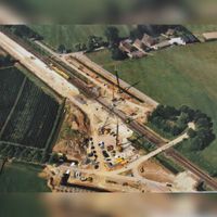 De aanleg van de fiets-, voetgangers en autotunnel tussen de Mereveldseweg en de Fortweg in 2009 luchtfoto gezien vanuit het zuiden. Bron: Prorail.
