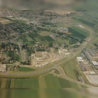 Luchtfoto gezien vanuit het zuidwesten op de zuidelijke kant van Houten noordwest. Met rechtsonder de Schalwijkseweg en de buurt De Erven die nog grotendeels gebouwd moest gaan worden in 1988-1990. Bron: RAZU, 353.