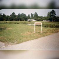 Een bruin naambord waarop staat Kooikerpark in 1985-1995. Bron: RAZU, 353.
