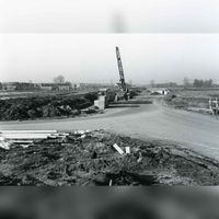 Bouwrijp maken van het gebied waar de wijk Schonenburg (de Weiden en de Hagen) gebouwd wordt. Rechts de Rondweg met de noordelijke tunnel onder het spoor en op de voorgrond de afslag De Hagen op 1 maart 1982. Bron: RAZU, 353.