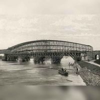 De bouw van de Culemborgse Spoorbrug over de rivier de Lek en de Steenwaard in 1867-1868. Bron: onbekend.