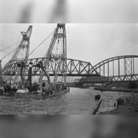 Oude spoorbrug over het Amsterdam -Rijnkanaal wordt opgeruimd op 25 november 1973 (2). Bron: Nationaal Archief, beeldbank.