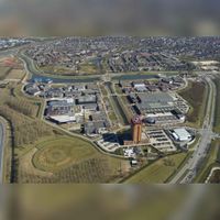Luchtfoto met een overzicht van het bedrijventerrein De Vesten vanuit het zuiden gezien in april 2013. Foto: Woningbouwvereniging Veste (c).