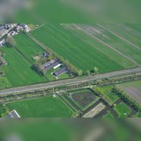 Luchtfoto gezien vanuit het zuidwesten in 2019 van het kasteelterrein Schalkwijk aan de Tetwijkseweg en de Slotlaan (diagonaal lopend naar linksboven). Foto: Slagboom en Peeters Luchtfotografie B.V..