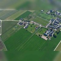Luchtfoto gezien vanuit het noordoosten in 2019 met de boerderijen aan de Tuurdijk 2 t/m 10a. Foto: Slagboom en Peeters Luchtfotografie B.V..