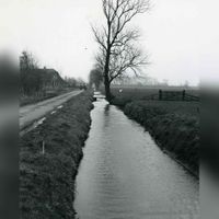 Gedeelte van de Achterdijk en de Blokhovensewetering ter hoogte van nr. 9 in maart 1988. Bron: RAZU, 353.