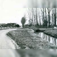 Gedeelte van de Achterdijk en de Blokhovensewetering ter hoogte van de afslag van de Groeneweg in 1988. Bron: Regionaal Archief Zuid-Utrecht (RAZU), 353.