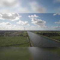 Een luchtfoto gemaakt met een drone ter hoogte van de rijksweg A27 met links in de verte het Sport en Werklandschap Meerpaal Zuid, rechts het Amsterdam-Rijnkanaal. Foto: Bert Goes.