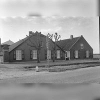 De vroegere poortwachterswoning van het landgoed Heemstede aan de Utrechtseweg (heden Peppelkade 18, 20, 22 en 24) gezien in 1963. Bron: Rijksdienst voor het Cultureel Erfgoed (RCE), te Amersfoort, beeldbank, documentnummer: 85.001.