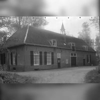 Het koetshuis van landgoed Oud-Amelisweerd aan de Koningslaan 13 te Rhijnauwen in 1963. Bron: Rijksdienst voor het Cultureel Erfgoed (RCE), te Amersfoort, beeldbank, documentnummer: 90.468.