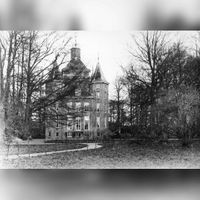 Gezicht op de achtergevel van het kasteel Heemstede te Houten uit het zuidwesten in 1900 - 1910. Bron: Het Utrechts Archief, catalogusnummer: 5833.