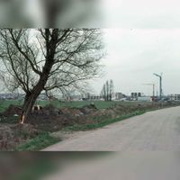 Gezicht op de weilanden, vermoedelijk vanaf het Houtensepad te Utrecht tijdens de bouw van de wijk Lunetten in 1975-1980. Bron: Het Utrechts Archief, catalogusnummer: 831385.