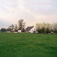 Gezicht op de boerderij Provincialeweg 116 te Bunnik, met enkele bijgebouwen op woensdag 19 april 2000. Bron: Het Utrechts Archief, catalogusnummer: 843518.