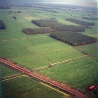 Luchtfoto van de polder Oudwulverbroek bij Oud Wulven (gemeente Houten), met op de voorgrond de spoorlijn Utrecht-Den Bosch in 1976. Bron: Het Utrechts Archief, catalogusnummer: 846138.