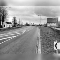 Gezicht over de S13 (de secundaire provinciale weg Utrecht-Wijk bij Duurstede), met links de ingang van de Algemene Begraafplaats Bunnik (Provincialeweg 63) in 1984. Bron: Het Utrechts Archief, catalogusnummer: 847351.