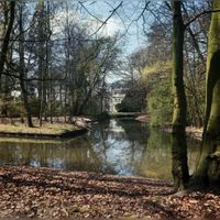 Gezicht op de waterpartij in het bos bij het huis Nieuw Amelisweerd (Koningslaan 1) te Bunnik in 1965 - 1970. Bron: Het Utrechts Archief, catalogusnummer: 849154.