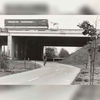 De Mereveldseweg ten oosten van de spoorlijn Utrecht 's-Hertogenbosch in ca. 1990 met op de achtergrond Het Blauwe Huisviaduct onder de rijksweg A12. Bron: Regionaal Archief Zuid-Utrecht (RAZU), 353.