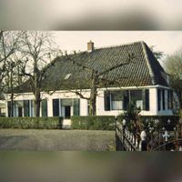 Gezicht op de voorgevel van boerderij De Klop (Klopdijk 2) te Utrecht, vanaf de Vechtdijk in 1984. Bron: Het Utrechts Archief, catalogusnummer: 844954.