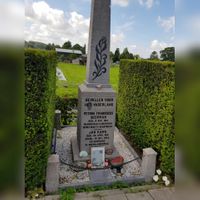 Een Tweede Wereldoorlog gedenk monument voor een gevallen dorpsbewoner van Osdorp aan de Osdorperweg. Gezien in augustus 2021. Foto: Sander van Scherpenzeel.