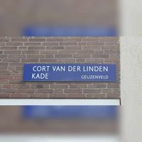 Straatnaambord 'Cort van der Linden Kade' in de Amsterdamse wijk Geuzenveld in augustus 2021. Foto: Sander van Scherpenzeel.
