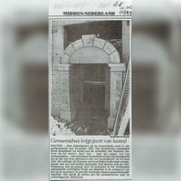 In oktober 1987 werd in de zijgevel van het gemeentehuis aan het Weerwolfseind het oude poortje van Oud-Wulven uit 1635 ingemetseld. Bron: UN, SHH archief.