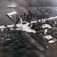 Luchtfoto gezien vanuit het noorden op de toenmalige t-splitsing van de Koningin Julianastraat met de Schalkwijkseweg in 1978-1981. Hier is nu de Dorpsstraat. Bron: HUA, 1929.