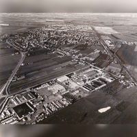 Luchtfoto gezien vanuit het zuidoosten op bedrijfterrein De Schaft met links de Schalkwijkseweg en rechts de Staatslijn H (Utrecht-'s-Hertogenbosch) in de jaren zeventig. Bron: HUA, 1929.