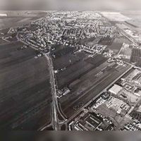 Luchtfoto gezien het zuidoosten met rechtsonder bedrijfsterrein De Schaft met middenboven het dorp Houten in de jaren zeventig. Bron: HUA, 1929.