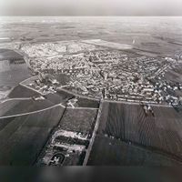 Luchtfoto gezien vanuit get zuiden op het dorp Houten met middenin De Brug (Veerwagenweg) in de jaren zeventig. Bron: HUA, 1929.
