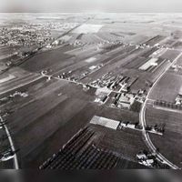 Luchtfoto met rechts de Binnenweg met middenin de Molendijk met uiterst links de Staaslijn H (Utrecht-'s-Hertogenbosch) in de jaren zeventig. Bron: HUA, 1929.