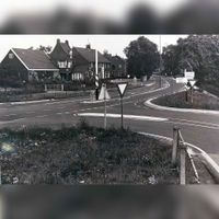 Gezicht op de jhr. Ramweg aansluitend op de Schalkwijkseweg met rechts de Provibcialeweg met links het Wapen van Schalkwijk. Bron: HUA, 1929.