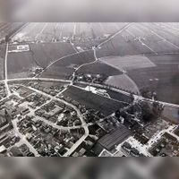 Luchtfoto gezien vanuit het noordoosten met de westkant van het dorp Houten de Utrechtseweg met in de verte richting het zuidwesten gezien de Van Tiellandtweg en de Koedijk rond 1980. Bron: HUA, 1929.