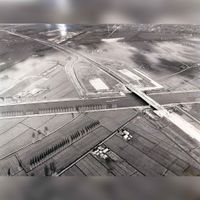 Luchtfoto gezien vanuit het zuiden met de aanleg van de rijksweg A27. met de aanleg van de Houtensebrug over het Amsterdam-Rijnkanaal in 1980. Bron: HUA, 1929.