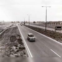 Gezicht op de Houtenseweg (na 1981 de Laagravenseweg) met links de Ravenswade en rechts de Ravensewetering in 1974-1975. Bron: Het Utrechts Archief, 1929, 1704.