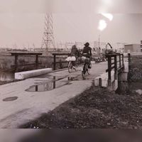 Gezicht op het fietserbruggetje over de Ravensewetering bij de gelijknamige weg in de richting van de Houtenseweg gezien (gem. Nieuwegein) in 1974-1975. Bron: Het Utrechts Archief, 1929, 1704.