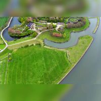 Luchtfoto gezien vanuit het westen in 2019 van de westkant van Fort bij Honswijk met rechts rivier de Lek. Foto: Slagboom en Peeters Luchtfotografie B.V..