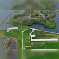 Luchtfoto van Fort Honswijk en de Lekdijk die afbuigt naar het noorden. Links rivier de Lek luchtfoto gezien vanuit het oosten in 2019. Foto: Slagboom en Peeters Luchtfotografie B.V..