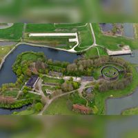 Luchtfoto gezien vanuit het westen op Fort Honswijk aan de Lekdijk te Schalkwijk met rechts buiten beeld rivier de Lek in 2019. Foto: Slagboom en Peeters Luchtfotografie B.V..