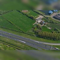 Luchtfoto uit het zuidwesten in 2019 met horizontaal de rijksweg A27 met rechtsboven daarvan het restaurant toen nog Kees genaamd wat nu Loetje heet met ernaast het bos wat het kasteelterrein van Wuven was. Foto: Slagboom en Peeters Luchtfotografie B.V..