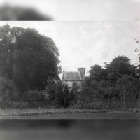 Gezicht op de achterzijde van kasteel Oud-Wulven met op de voorgrond een gedeelte van de moestuin achter het kasteel in ca. 1910. Bron: Regionaal Archief Zuid-Utrecht (RAZU), 353.