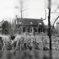 De voorgevel van boerderij De Molen. In de tuin voor de boerderij stond de Biesbosche korenmolen in 1985. Bron: Regionaal Archief Zuid-Utrecht (RAZU), 353.