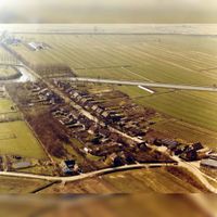 Luchtfoto van het dorp Tull vanuit het oosten. Onderaan de foto de Achterdijk, in het midden de Lange Uitweg en het Inundatiekanaal in 1982. Foto: Regionaal Archief Zuid-Utrecht (RAZU), 353.